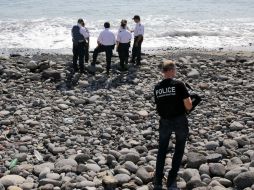 La polícia de la Isla Reunión indica que supuestamente es contrada otra parte de los restos del avión en la orilla de la playa. AFP / R. Bouhet
