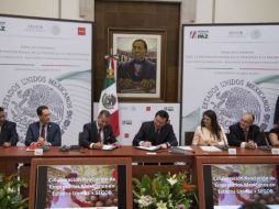 El encargado de la política interna del país firma un convenio con la Asociación de Empresarios Mexicanos en Estados Unidos. TWITTER / @osoriochong