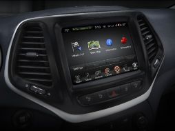 Expertos en ciberseguridad lograron imponer al conductor del auto maniobras que éste no controlaba. AP / ESPECIAL