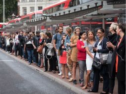 El paro obligó a mucha gente a buscar otras formas de llegar al trabajo. AFP / L. Neal