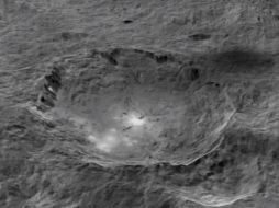 Estos puntos reflejan la luz en distintas longitudes de onda y no se han encontrado pruebas de que exista hielo. YOUTUBE /  NASA Jet Propulsion Laboratory