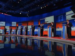 Los diez aspirantes se situaron ante un atril de acuerdo con el orden en el que aparecen en las encuestas. AFP / M. Ngan