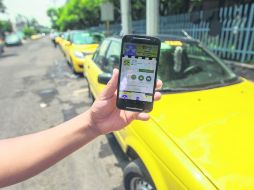 En lugar de ponerse a pelear, los taxistas del Sitio 40 Las Águilas no perdieron el tiempo y dieron el paso a la nueva realidad. EL INFORMADOR / F. Atilano