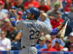 El mexicano Adrián González (#23) de Los Angeles Dodgers, en el momento de batear de jonrón ante los Filis. AFP / H. Martin
