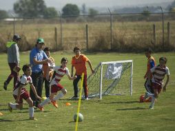 Desde niños. Entrenamiento en la sede Zapopan del Centro Europeo de Futbol. EL INFORMADOR / ARCHIVO