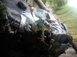 Se trata de un Mazda 3 modelo 2015, el cual al circular por el sitio se internó en un vado; sucedió entre las 03:30 y las 04:00 horas. ESPECIAL /