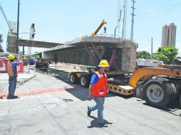 El desmantelamiento de la Puerta Zapopan, puente del arquitecto Fernando González Gortázar, está por concluir,en Avenida Ávila Camacho. EL INFORMADOR / R. Tamayo