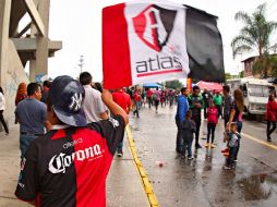 Resalta que barras rojinegras no traían tambores, banderas, luces ni globos, artículos que solían meter al estadio. MEXSPORT / S. Molina