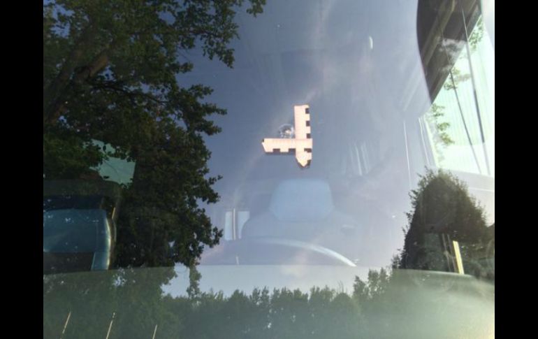 El equipo publicó una foto en Twitter donde se ve el impacto de la bala en el parabrisas. TWITTER / @HerthaBSC