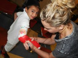 'Lawrence está en Montreal filmando una nueva película y se dio un tiempo para visitar nuestros niños', se lee en la cuenta. FACEBOOK / Shriners Hospitals for Children Canada