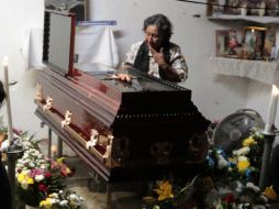 Familiares, amigos y miembros de la Upoeg participaron en el sepelio. AFP / P. Pardo