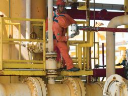 Trabajadores. Les cambian condiciones laborales. BLOOMBERG  /