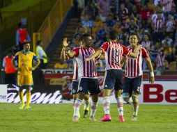 Igualada con sabor a triunfo. Elementos de las Chivas festejan el gol del empate en el Estadio Universitario, ante Tigres. MEXSPORT / E. De la Torre