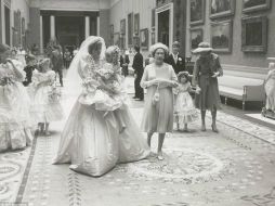 Se trata de imágenes nunca antes reveladas al público y descartadas del álbum oficial de los recién casados. ESPECIAL / rrauction.com