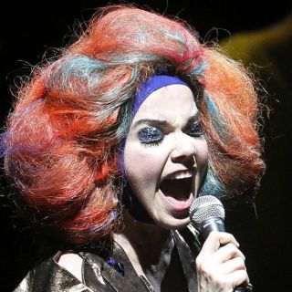 Björk suspende parte de su gira europea por agotamiento emocional