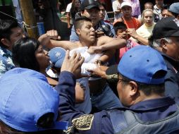 Elementos arribaron para retirar a vendedores, que respondieron con insultos y golpes. NTX / ARCHIVO