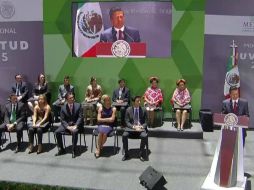 ''Hoy 2.5 millones de jóvenes reciben una beca para estudiar'', dice Peña Nieto ante los ganadores del premio. TWITTER / @PresidenciaMX