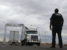 La Patrulla Fronteriza detuvo al conductor con ocho inmigrantes ocultos en el tráiler. AP / ARCHIVO