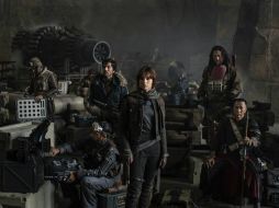 Diego Luna aparece en la primera imagen de 'Rogue One' encabezada por Felicity Jones. TWITTER / @DisneyStudios