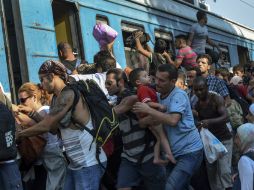 Decenas de migrantes huyen de la guerra y la pobreza con la esperanza de llegar a Europa y obtener asilo. EFE / G. Licovski