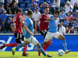 Acción del partido entre Cruz Azul y Xolos en la cancha del Estadio Azul. EFE / J. Méndez