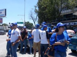 La directiva de Charros de Jalisco pegó calcas a todos los aficionados tapatíos. TWITTER / @charrosbeisbol
