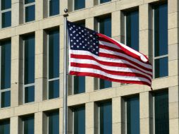 Ayer viernes se izó la bandera estadounidense en la embajada en Cuba. EFE / E. Mastrascusa