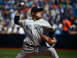 Masahiro Tanaka realiza uno de sus lanzamientos durante la segunda entrada del encuentro de ayer entre los Yankees y los Azulejos. AFP / T. Szczerbowski