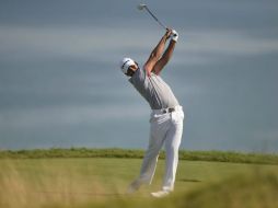 Jason Day supera por dos golpes al estadounidense Jordan Spieth. EFE / L. Smith