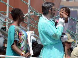 Varios médicos rescataron a los menores inmigrantes que viajaban en el barco pesquero. AFP / G. Isolino