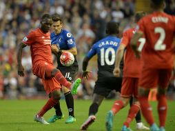 El delantero belga, Christian Benteke (de rojo), anotó el único tanto ayer en Anfield Road. AFP / O. Scarff