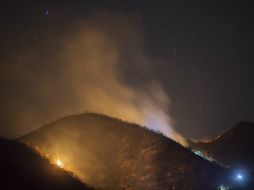 Unos 14 bomberos han resultado con lesiones menores hasta ahora mientras combaten el fuego. AFP / D. McNew