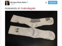 ''Aclarando el #calcetagate'', escribió el Mandatario junto a una fotos de sus calcetas para correr. TWITTER / @EPN