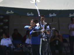 El arco con el que entrena y compite es propiedad del Code Jalisco, y deberá devolverlo cuando termine su etapa juvenil. MEXSPORT / E. Quintana
