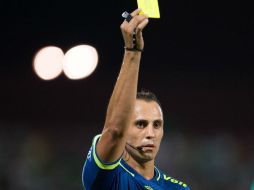 En el duelo del sábado de Chivas contra León estará el silbante Luis Enrique Santander. MEXSPORT / ARCHIVO