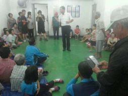 Residentes de Ganghwa en un refugio. El Sur evacuó a los civiles de la zona después de que misiles norcoreanos cayeran en su territorio AFP / Yonhap