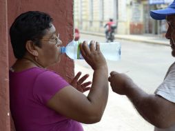 Autoridades piden a la ciudadanía tomar agua para evitar las deshidrataciones e ingerir suero oral. NTX / ARCHIVO