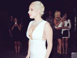 Gaga es captada en el Museo del Condado de Los Ángeles en donde se convirtió en el centro de atención entre la producción. TWITTER / @ladygaga