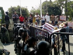 Los maestros no liberan en su totalidad la avenida López Mateos, a pesar de la presencia de policías antimotines. EL INFORMADOR / P. Pérez