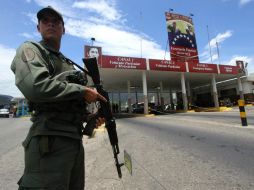 Santos asegura que con las medidas ordenadas por Maduro sufre ''gente inocente''. EFE /