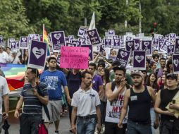 El contingente tomó la fuente de Plaza Guadalajara, y frente a la catedral alzaron sus pancartas. EL INFORMADOR / R. Tamayo