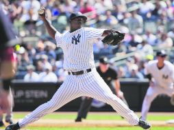 El pitcher de los Yankees, Luis Severino, lanza la bola ante los Indios de Cleveland durante el segundo inning en Nueva York. AP / J. Jacobson