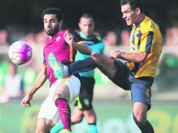 El capitán del Tri, Rafael Márquez (der.), de 35 años de edad, disputa su segunda temporada como titular en la Serie A. AFP / A. RUGGERI