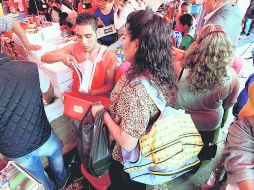 Los padres de familia realizan las compras para sus hijos, a sólo unas horas del regreso a las aulas. EL INFORMADOR / ARCHIVO