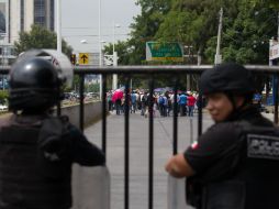Policías bloquean la marcha de maestros que pretendían llegar a Casa Jalisco. EL INFORMADOR / P. Franco