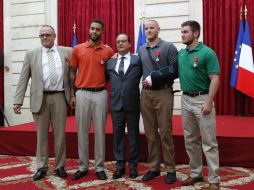 François Hollande rinde homenaje a la ''valentía'' de los tres ciudadanos estadounidenses y uno británico. EFE / M. Euler