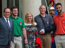 Stone y Alek Skarlatos fueron condecorados con la Legión de Honor por el presidente francés. AP / K. Zihnioglu