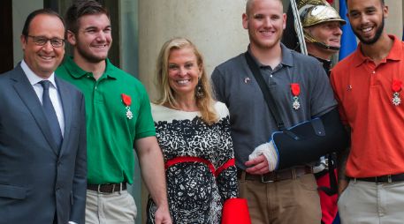 Stone y Alek Skarlatos fueron condecorados con la Legión de Honor por el presidente francés. AP / K. Zihnioglu