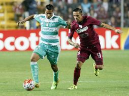 El jugador de Santos Laguna de México Diego González (i) disputa el balón con David Guzmán (d) del Deportivo Saprissa de Costa Rica. EFE / J. Arguedas
