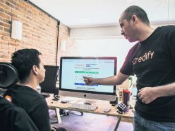 Marco Antonio Félix (derecha), director de Credify, conversa con Sergio Mendoza sobre la aplicación financiera. EL INFORMADOR / R. Tamayo